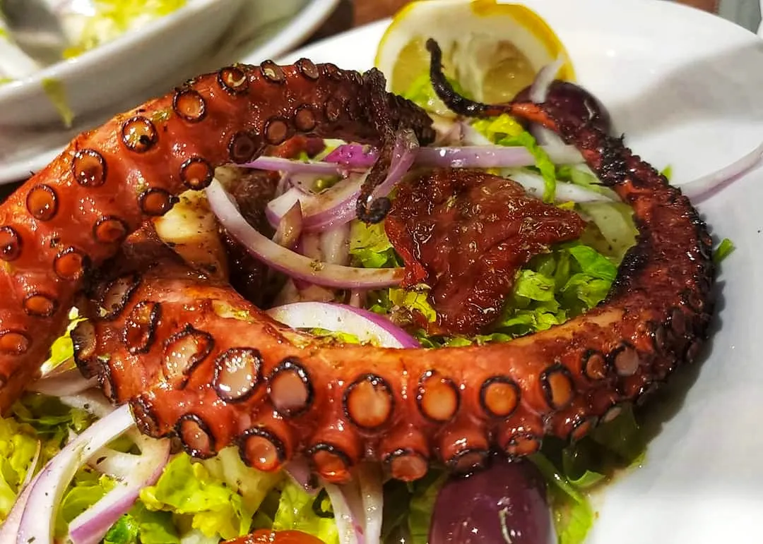 Pulpo a la Brasa: Un Viaje Culinario Balear en Sa Brisa Madrid